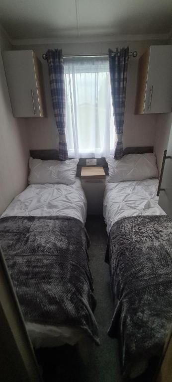 Postel nebo postele na pokoji v ubytování Silver 3 Bed Static Caravan With Patio