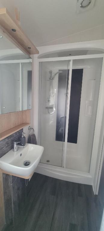 Koupelna v ubytování Silver 3 Bed Static Caravan With Patio