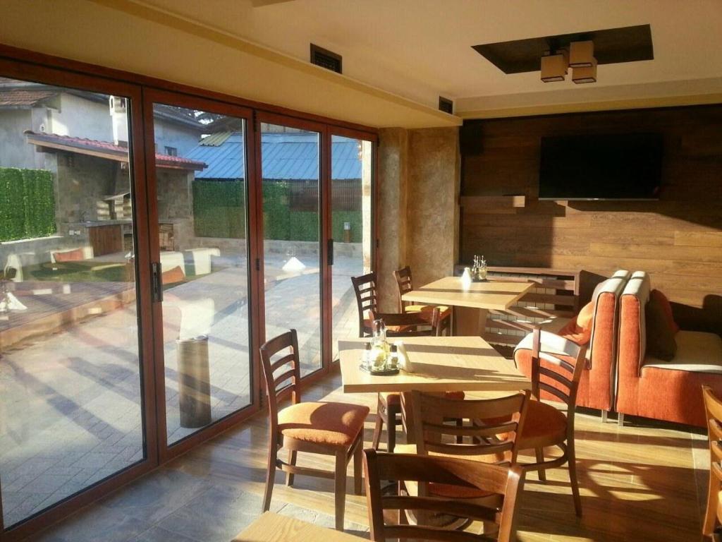 uma sala de jantar com mesas e cadeiras e um pátio em Mineral 56 em Banya