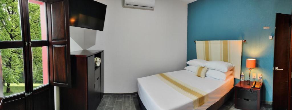 Postel nebo postele na pokoji v ubytování Nueve Agaves Hotel