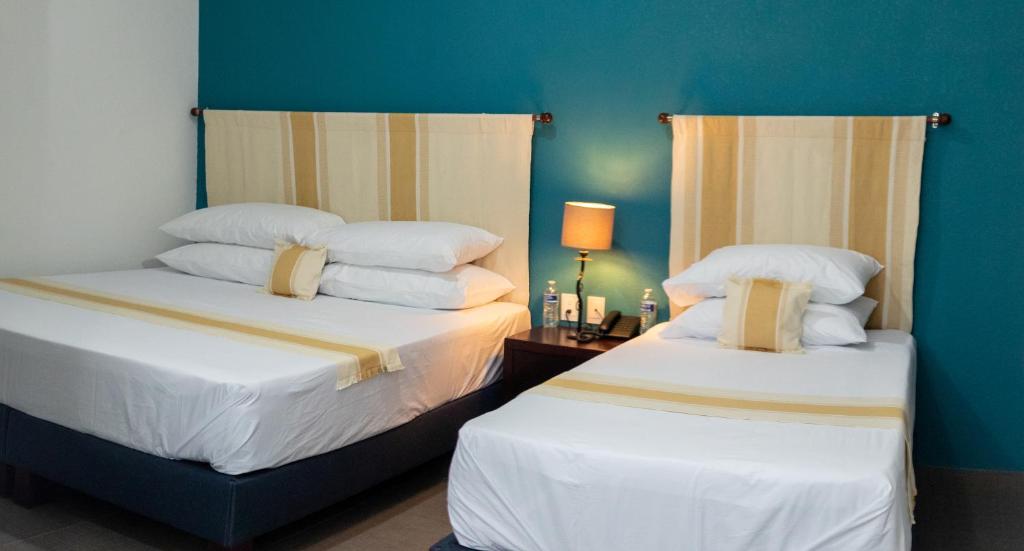 Postel nebo postele na pokoji v ubytování Nueve Agaves Hotel