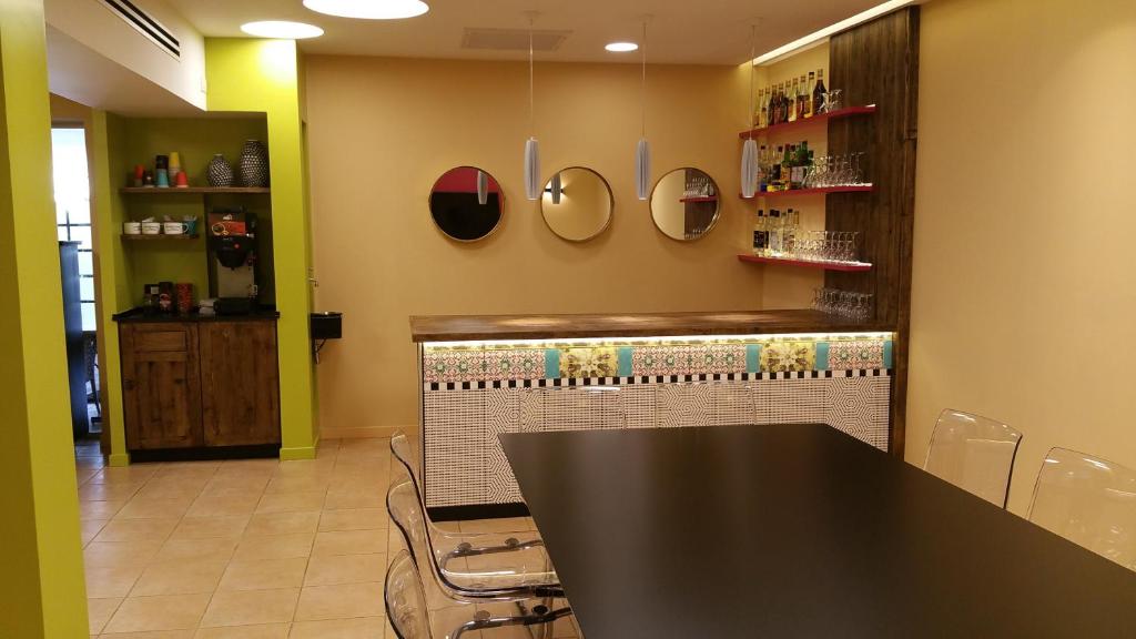 un restaurante con mesa y sillas en una habitación en Mizpe Yam Boutique Hotel, en Netanya