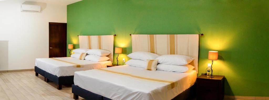 Postel nebo postele na pokoji v ubytování Nueve Agaves Hotel