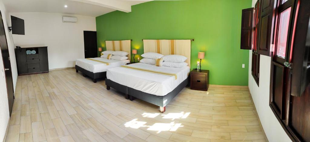 Postel nebo postele na pokoji v ubytování Nueve Agaves Hotel