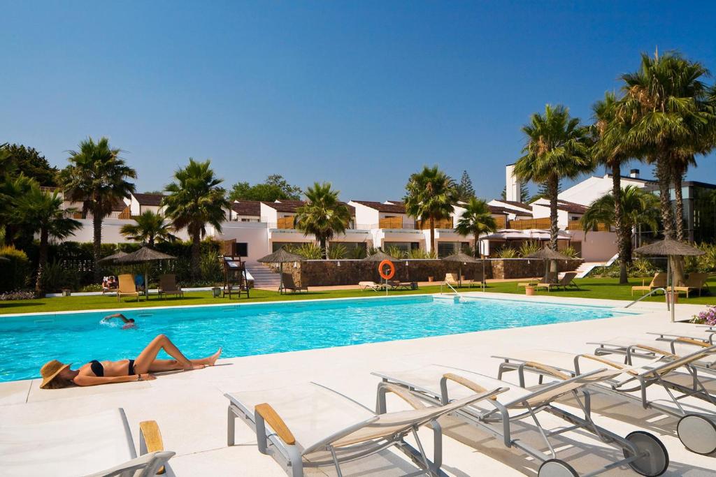 Bazén v ubytovaní Hotel Encinar de Sotogrande alebo v jeho blízkosti
