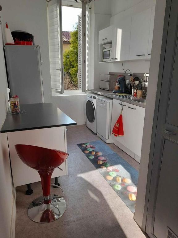 La cuisine est équipée d'un comptoir, d'un évier et d'un lave-vaisselle. dans l'établissement T2 Longchamp Blancarde Timone, à Marseille