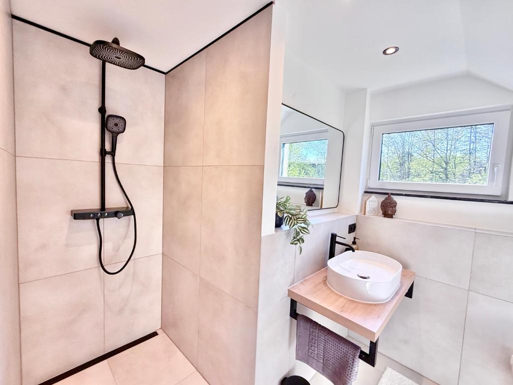 Koupelna v ubytování TOP! Neu saniertes Apartment "Anton", direkt am Ruhrtalradweg in Arnsberg - Neheim