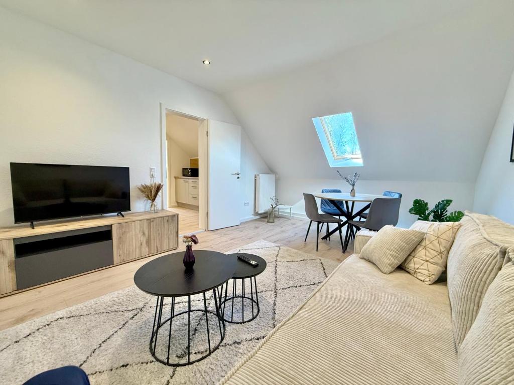 TV a/nebo společenská místnost v ubytování TOP! Neu saniertes Apartment "Anton", direkt am Ruhrtalradweg in Arnsberg - Neheim