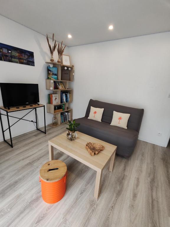 un salon avec un canapé et une table basse dans l'établissement L'escapade d'Allauch, à Allauch