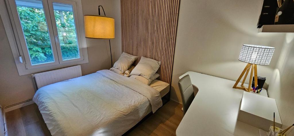 une petite chambre avec un lit et une fenêtre dans l'établissement Appartement Lille, à Lille