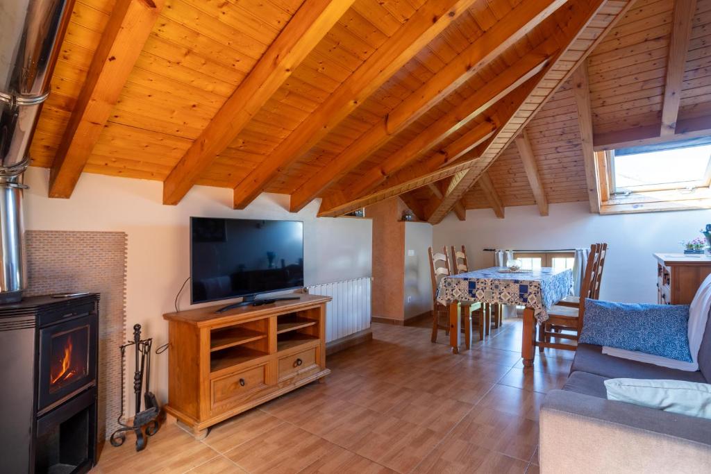 TV a/nebo společenská místnost v ubytování Apartamentos Rurales Las Dos Torres