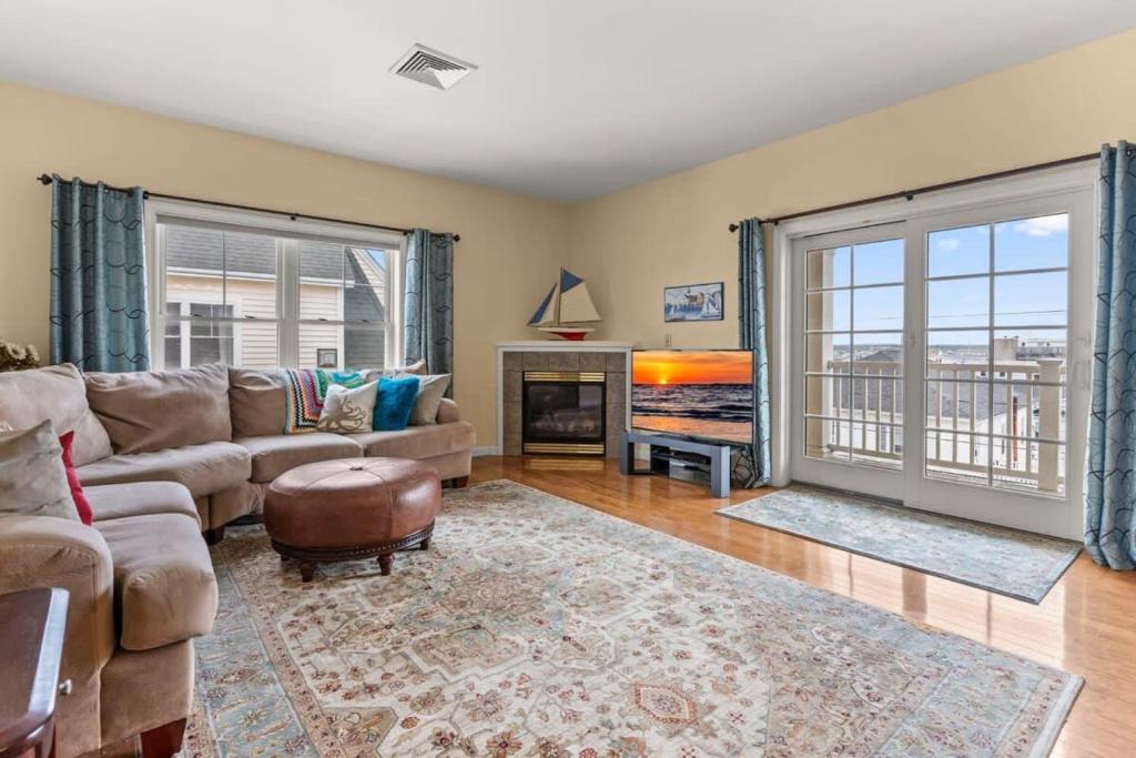Χώρος καθιστικού στο Private Balcony Steps to Beach K St Penthouse #6