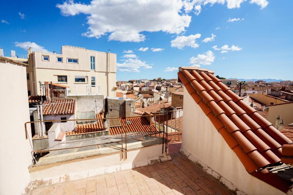 une vue d'une ville depuis le toit d'un immeuble dans l'établissement Le nid de la rue Mailly, à Perpignan