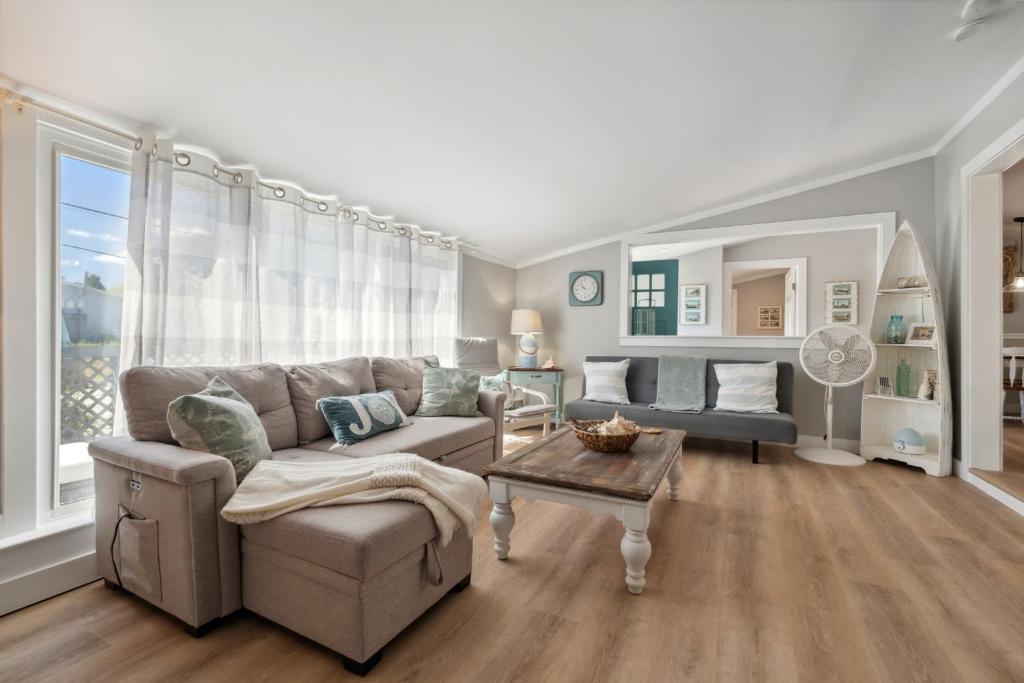 Posezení v ubytování Riverside Retreat Minutes to Beach Updated Kitchen