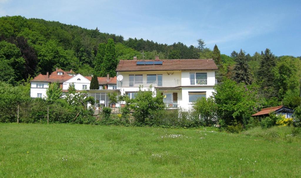 ein Haus mitten auf einem grünen Feld in der Unterkunft Haus Brand in Bad Kissingen