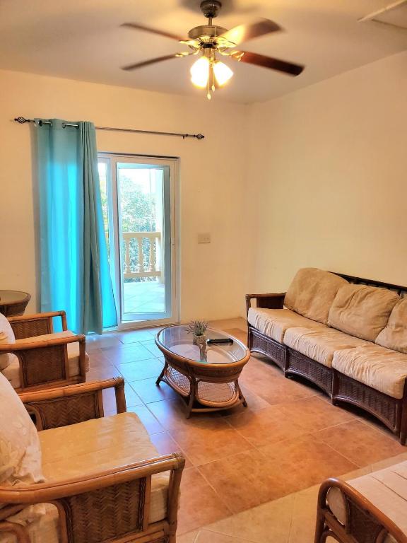 Posezení v ubytování West End condo Shuttle free OW
