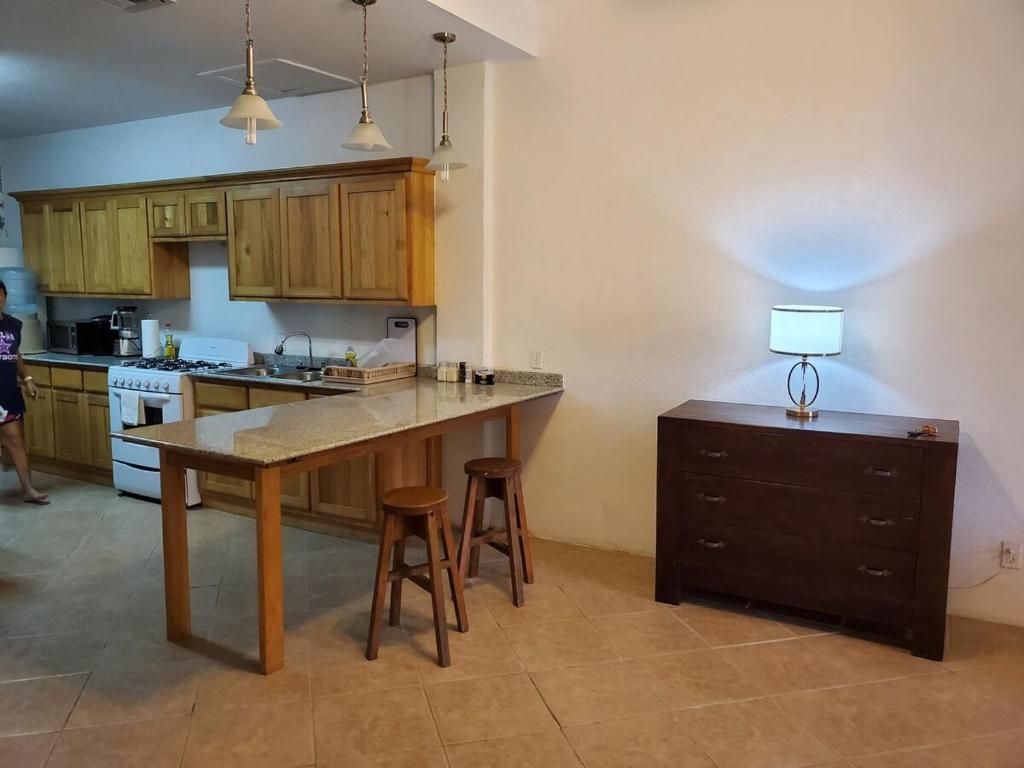 Kuchyň nebo kuchyňský kout v ubytování West End condo Shuttle free OW