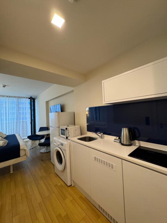 Kuchyň nebo kuchyňský kout v ubytování Orbi City Central Luxury Aparthotel - Sea View Suites Batumi
