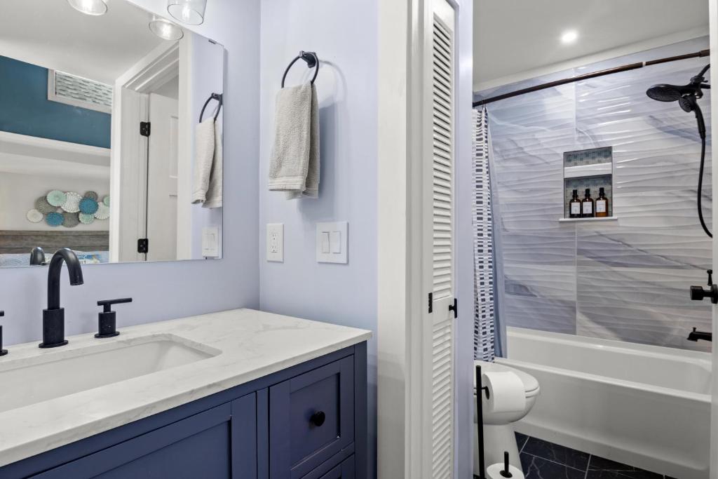 Ein Badezimmer in der Unterkunft Ocean&#39;s Bliss at Arcadian Dunes