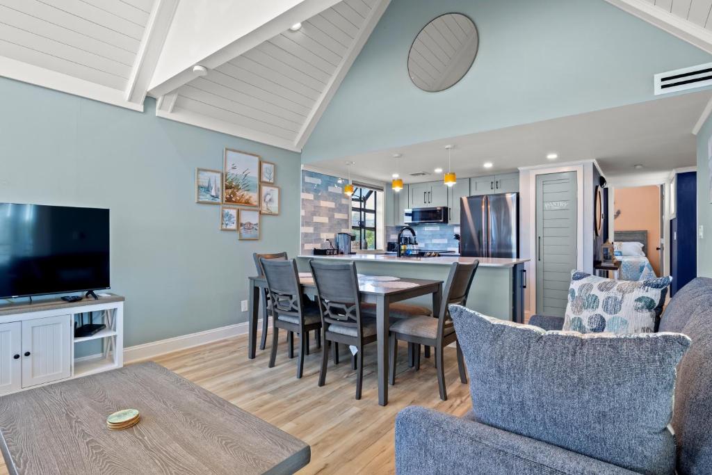 eine Küche und ein Wohnzimmer mit Tisch und Stühlen in der Unterkunft Ocean&#39;s Bliss at Arcadian Dunes in Myrtle Beach