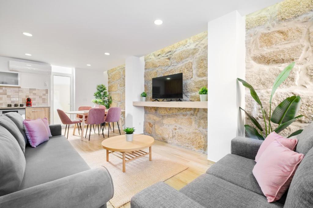 un soggiorno con un divano e un tavolo di Sunny House with Patio, Walk to Attractions a Vila Nova de Gaia