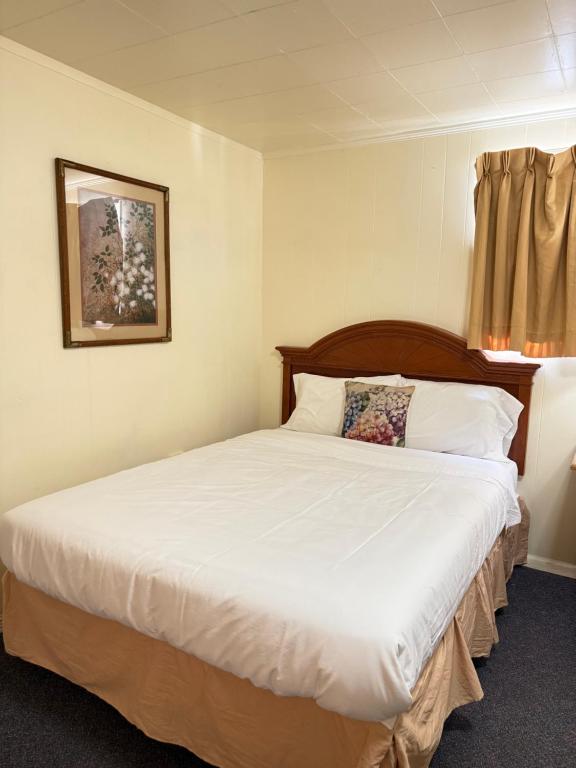 Postel nebo postele na pokoji v ubytování Lakeside Motel