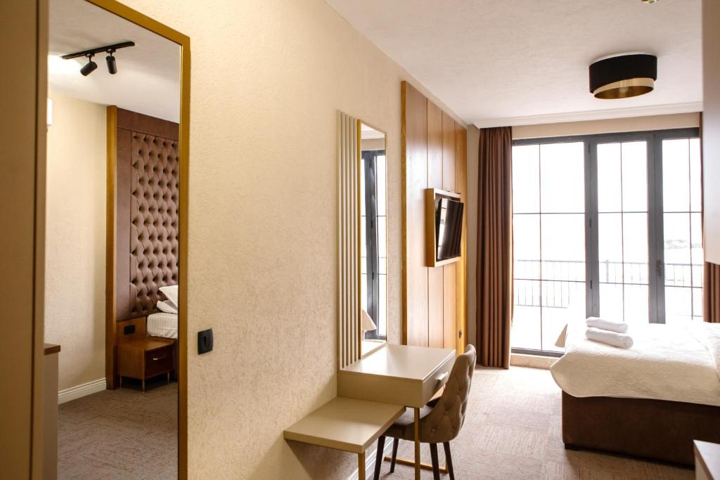 Postel nebo postele na pokoji v ubytování Hotel Falcon