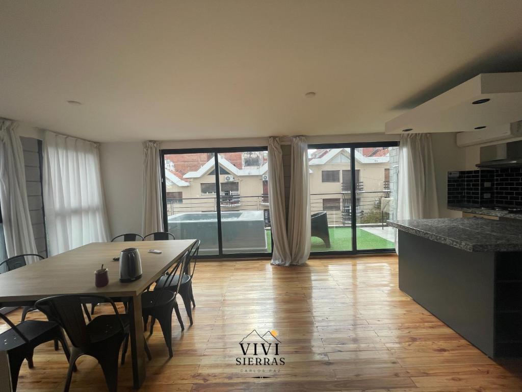 a kitchen and dining room with a table and chairs at Vivisierras, Duplex a estrenar con pileta privada centro Villa Carlos Paz, 3 dormitorios, 2 baños, vista in Villa Carlos Paz