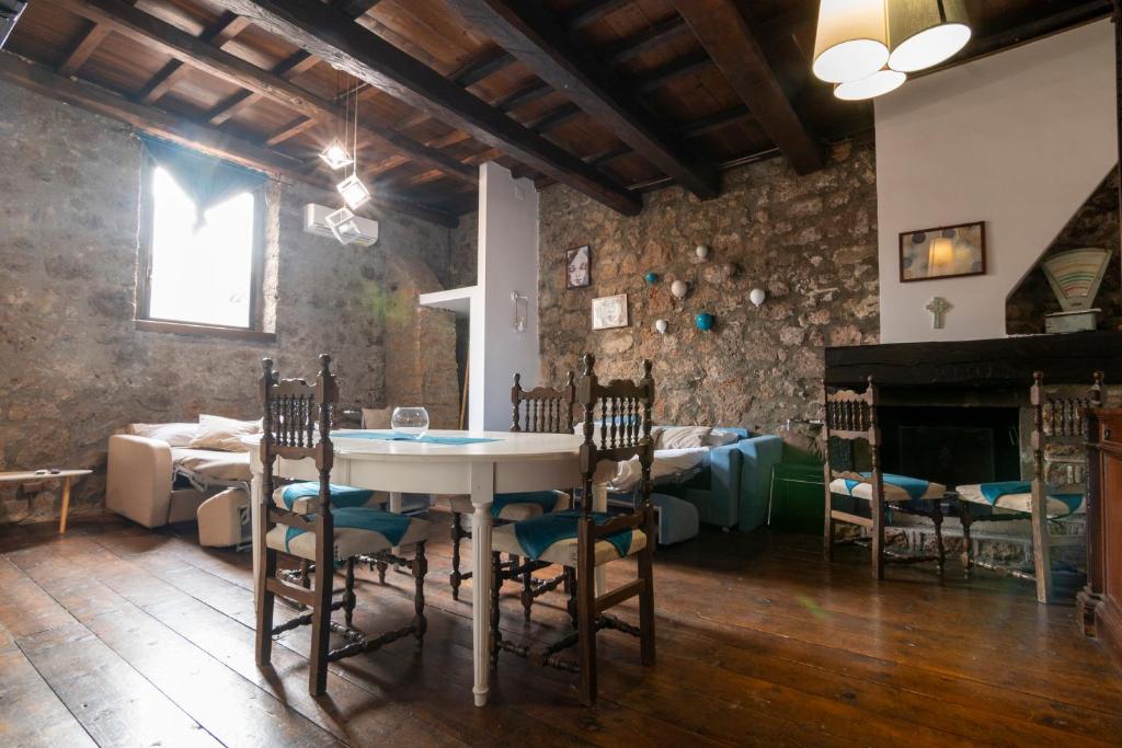 Posedenie v ubytovaní Maestosa Roccaforte dei Principi, 3 piani tutti per voi!