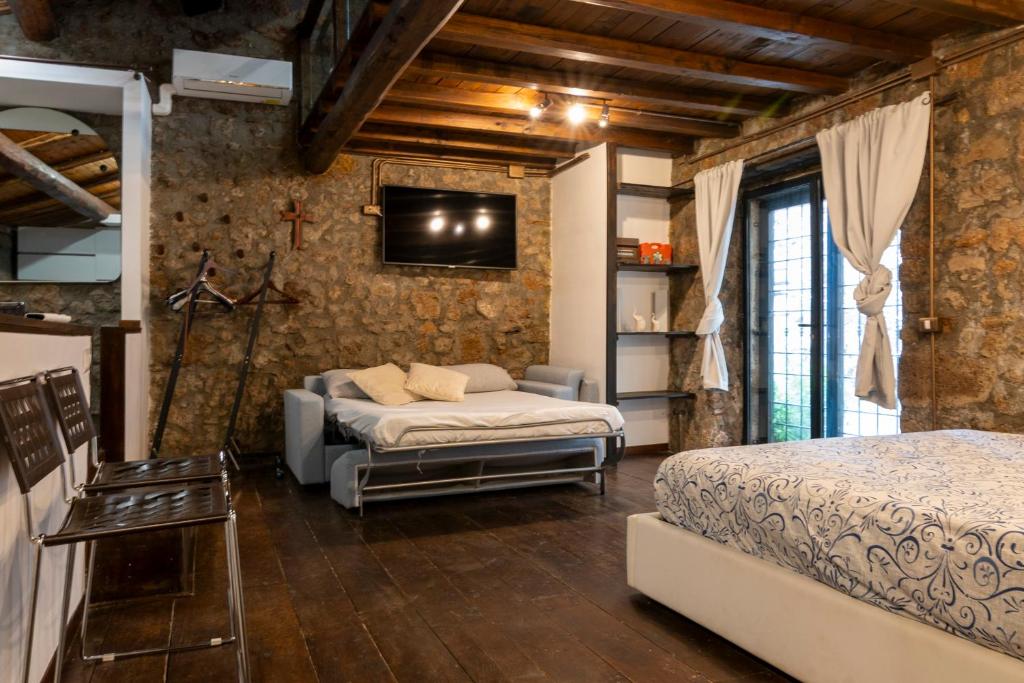 Posteľ alebo postele v izbe v ubytovaní Maestosa Roccaforte dei Principi, 3 piani tutti per voi!