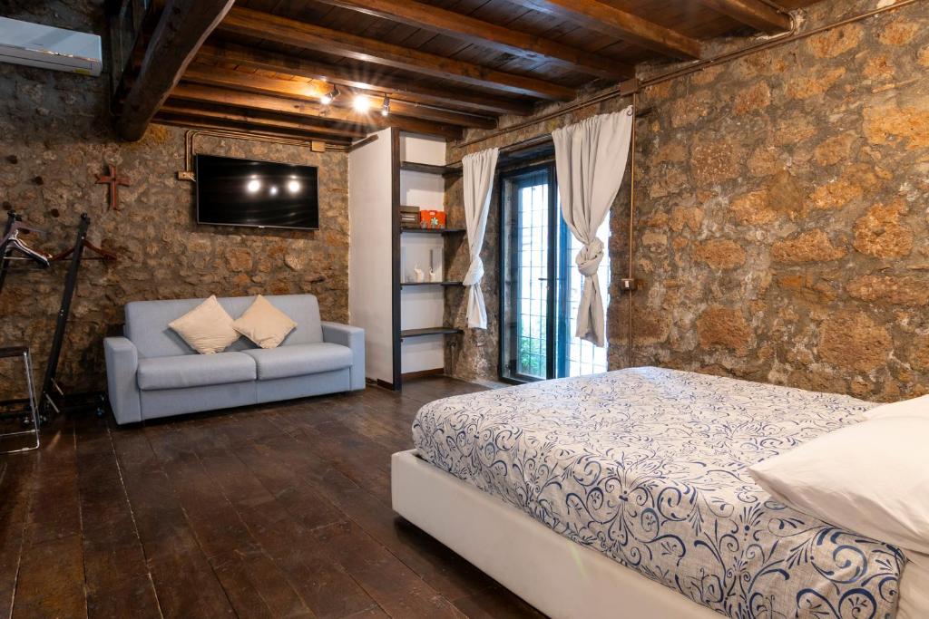 Posteľ alebo postele v izbe v ubytovaní Maestosa Roccaforte dei Principi, 3 piani tutti per voi!