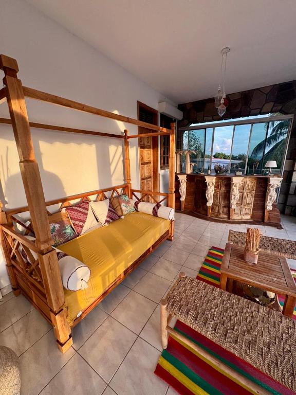 una camera con un grande letto giallo di Sunset Sea View a Vieux-Habitants