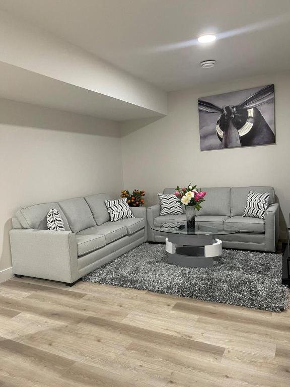 Χώρος καθιστικού στο Modern suite in basement Upland