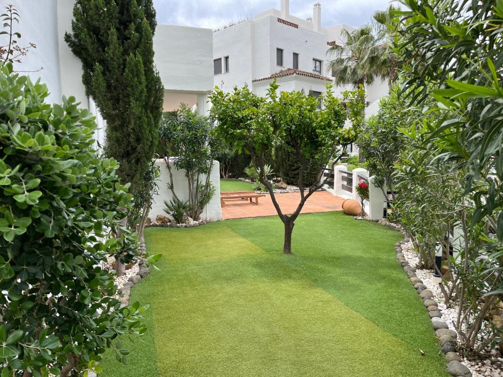 Ogród w obiekcie Luxurious and spacious apartment with a private garden and solarium with great views in Estepona área Marbella La Resina Country Golf