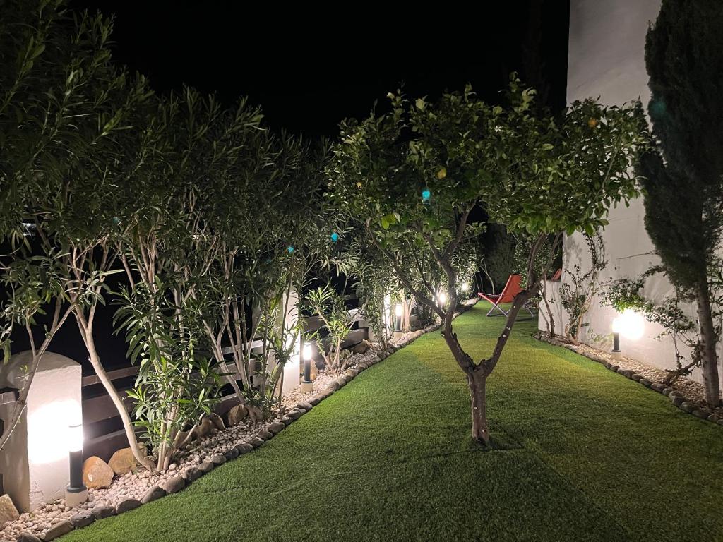 Ogród w obiekcie Luxurious and spacious apartment with a private garden and solarium with great views in Estepona área Marbella La Resina Country Golf