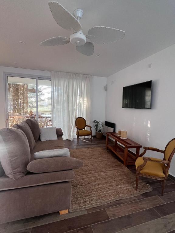 a living room with a couch and a tv at Casa Ancona casa quinta in Joaquín Gorina