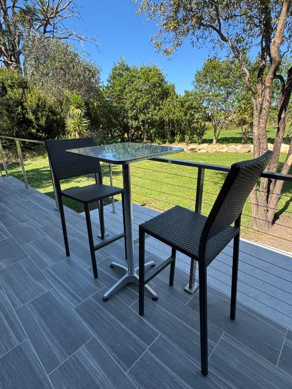 Balkón nebo terasa v ubytování Blackbird Cottage Pet Friendly Tiny Home
