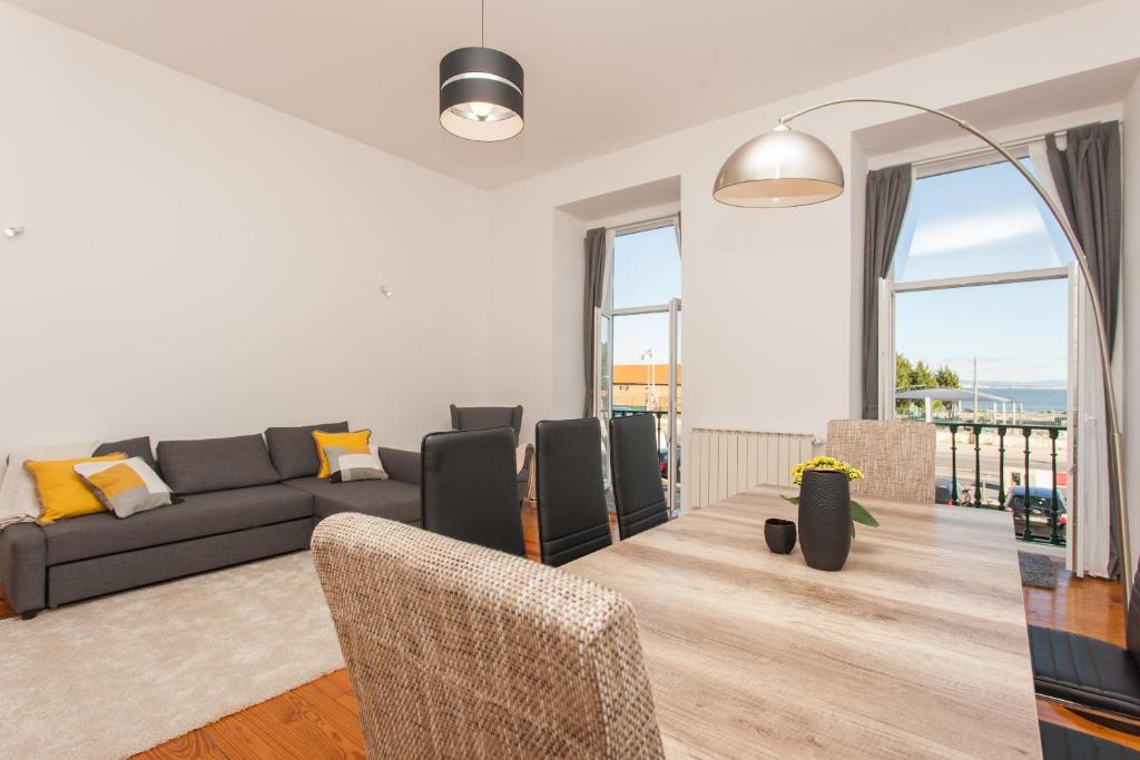 uma sala de estar com um sofá e cadeiras em d'Castro Luxury Apartments - Alfama em Lisboa