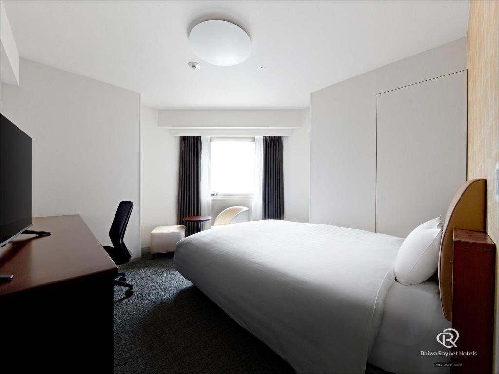 Postel nebo postele na pokoji v ubytování Daiwa Roynet Hotel Shin-Yokohama