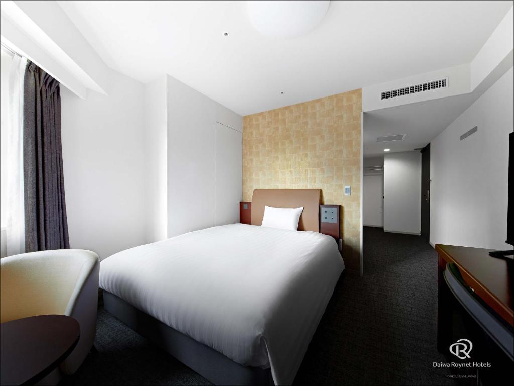 Postel nebo postele na pokoji v ubytování Daiwa Roynet Hotel Shin-Yokohama
