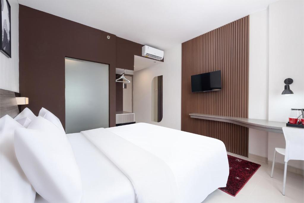 TV a/nebo společenská místnost v ubytování Hotel Neo Candi Simpang Lima - Semarang by ASTON