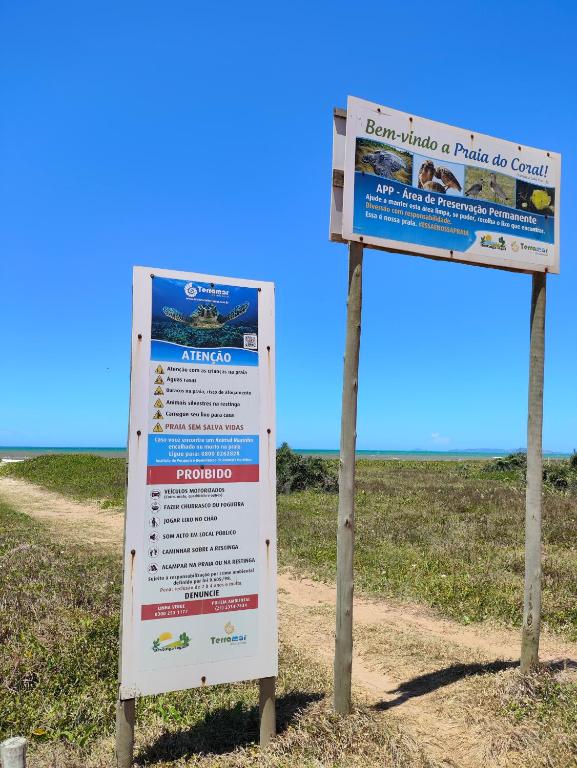 a sign on the side of a dirt road at Aconchego Terramar in Cabo Frio