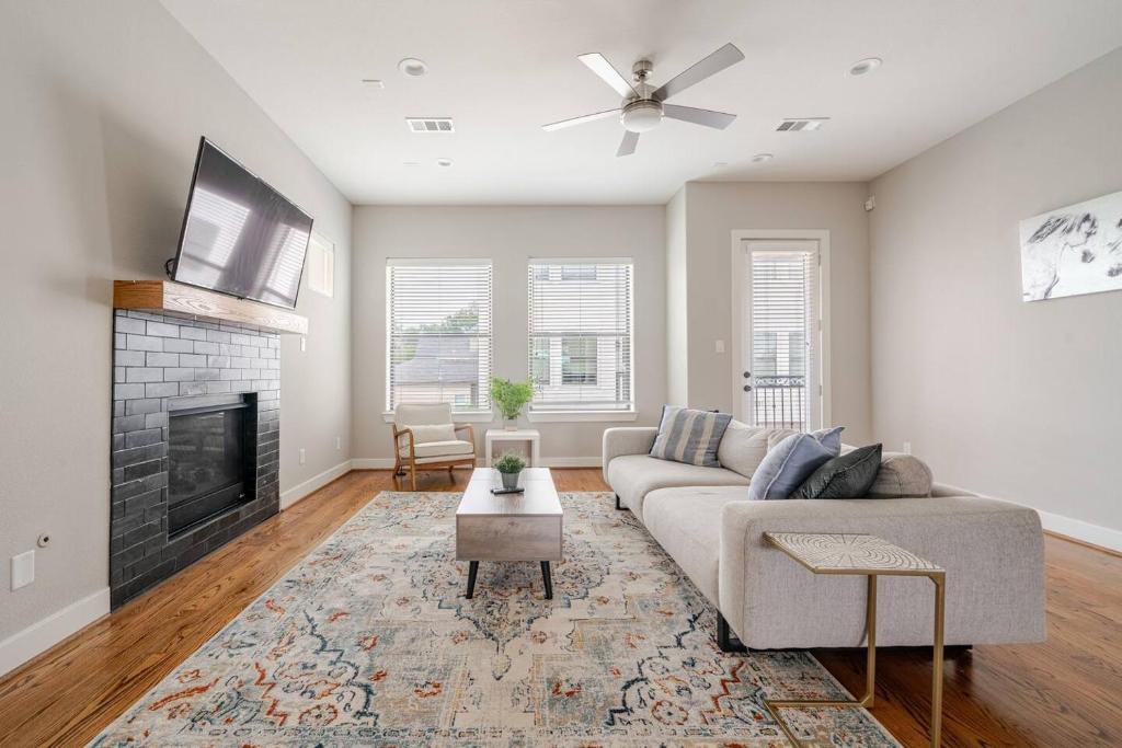 un soggiorno con divano e camino di Private, city view , 5 beds, 2 balconies, Jacuzzi a Houston