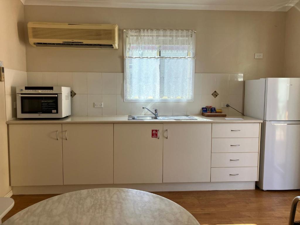 Kuchyň nebo kuchyňský kout v ubytování Cloncurry Caravan Park Oasis