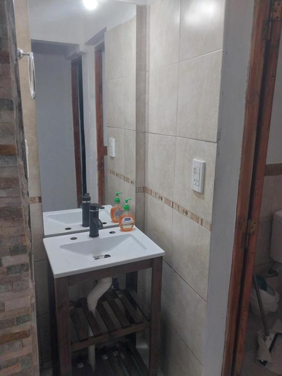 un bagno con lavandino e specchio di Mate host 2 a Córdoba