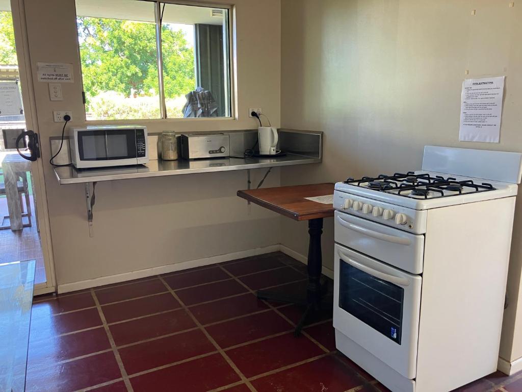 Kuchyň nebo kuchyňský kout v ubytování Cloncurry Caravan Park Oasis