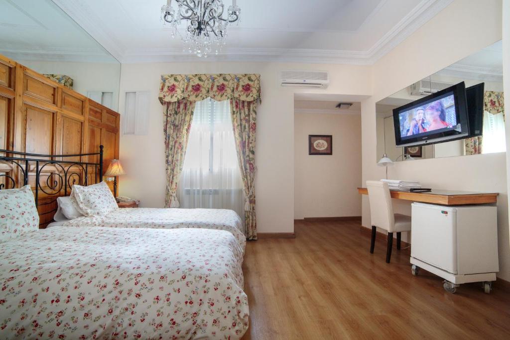 A bed or beds in a room at Hostal Adria Santa Ana