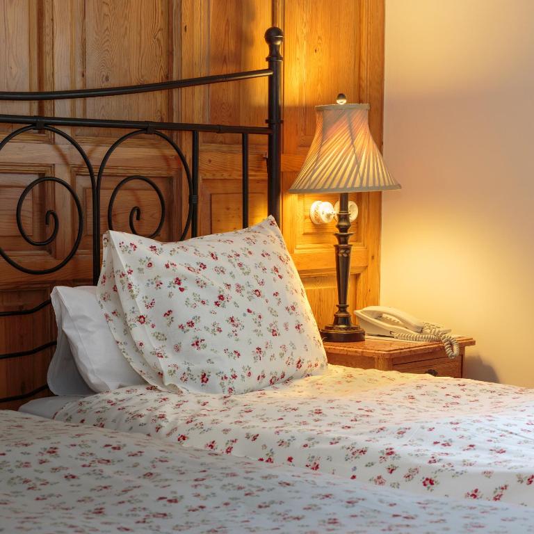 A bed or beds in a room at Hostal Adria Santa Ana