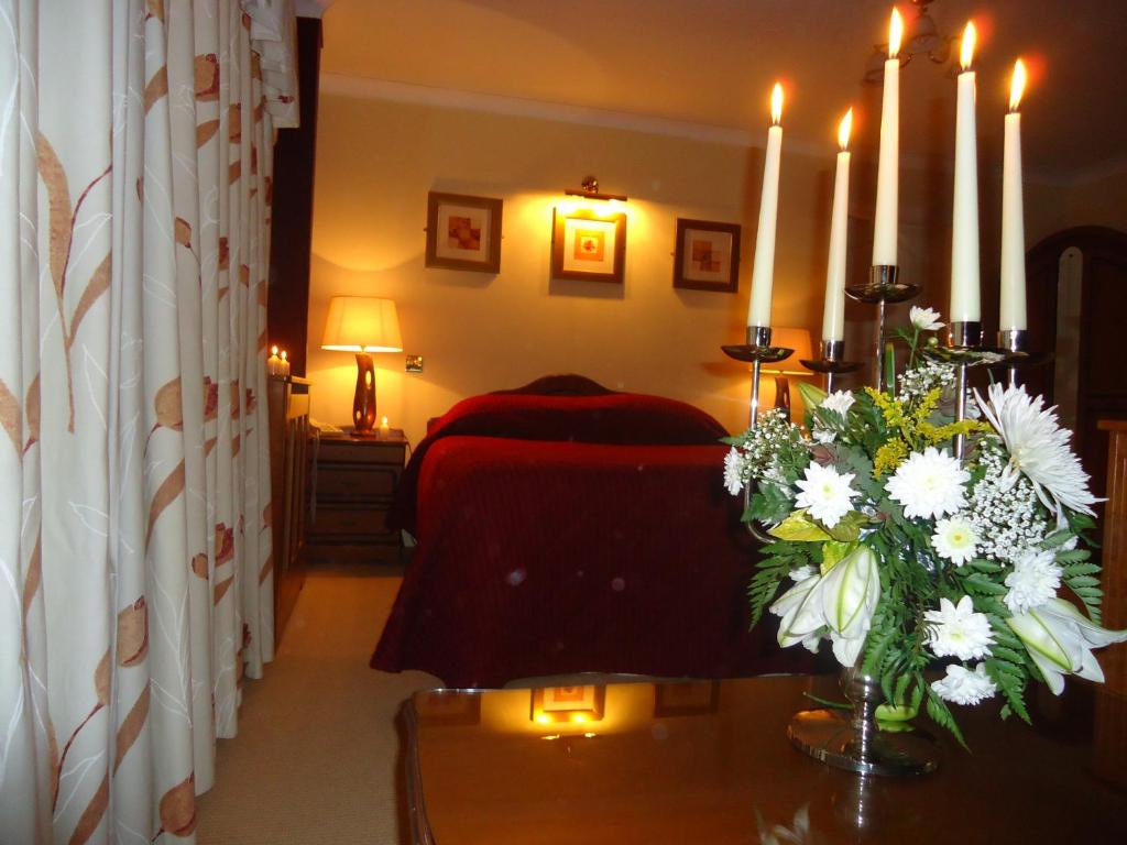 Postel nebo postele na pokoji v ubytování Templemore Arms Hotel