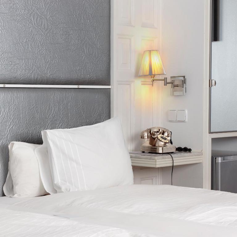 A bed or beds in a room at Hostal Adria Santa Ana